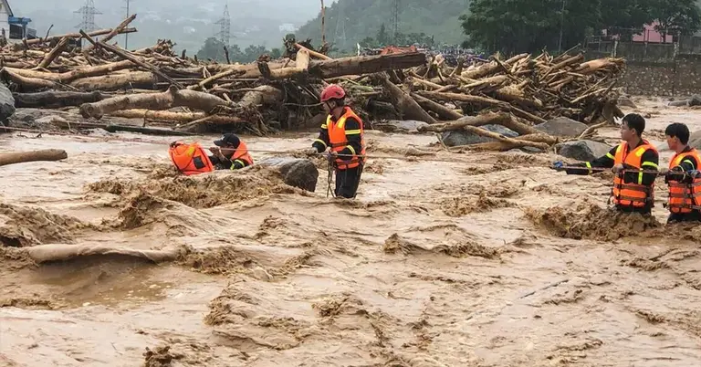 উত্তর ভিয়েতনামের মুং থান গ্রামে বন্যার পানির সঙ্গে লড়ছেন উদ্ধারকর্মীরা